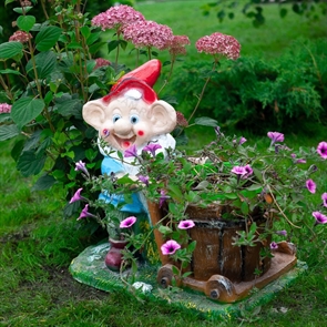 {{photo.Alt || photo.Description || 'Кашпо для цветов Гном с тачкой'}}