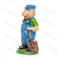 ростовая фигура поросёнок с лопатой