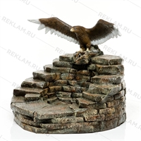 декоративный фонтан с орлом