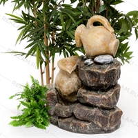 уличный фонтан с кувшинами