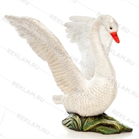 Лебедь с распахнутыми крыльями