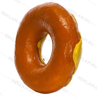 муляж пончика с желтой глазурью