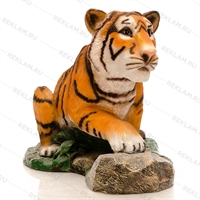 Фигура тигренок на камне