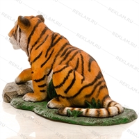 Фигура тигренок на камне