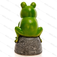 Садовая фигура лягушка на камне