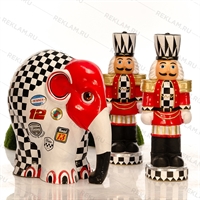 фигура солдатика с покраской феррари