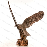 орел с распахнутыми крыльями