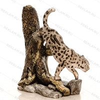 рекламная фигура барс  на дереве