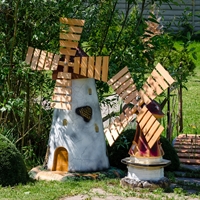 декоративная мельница в ландшафте