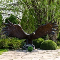 парковая скульптура орел