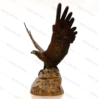 ростовая фигура беркут на камнях