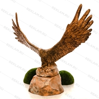 большая фигура беркут на камнях