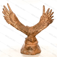 объемная скульптура беркут на камнях