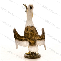 садовая фигура пеликан с рыбой