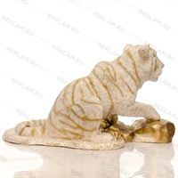 тигрёнок сидит