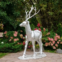 новогодняя скульптура Олень