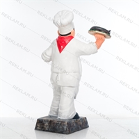 повар с рыбой