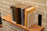 подставка для книг на полке