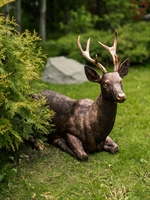 бронзовая фигура в ландшафте