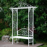 белая арка со скамейкой