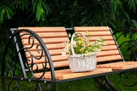 кресло-качалка из металла и дерева