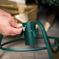 надежно держит дерево