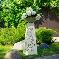 металлическая колонна с чашей для растений