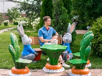 Фигура объёмная  Заяц с подарком высота 103 см стеклопластик - фото 48979