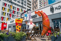 Ростовая фигура Повар с рыбой U07962-R стеклопластик высота 175 см - фото 49102