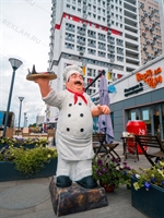 Ростовая фигура Повар с рыбой U07962-R стеклопластик высота 175 см - фото 49106