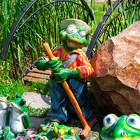 Фигура садовая Лягушка с граблями - фото 51026