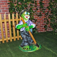 Фигура садовая Лягушка с граблями - фото 51030