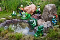 Фигура садовая Лягушка с граблями - фото 51034