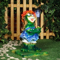 Садовый светильник Лягушка кокетка F07764 полистоун высота 52см - фото 51040