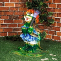 Садовый светильник Лягушка кокетка F07764 полистоун высота 52см - фото 51042