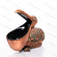 пеликан в кафе